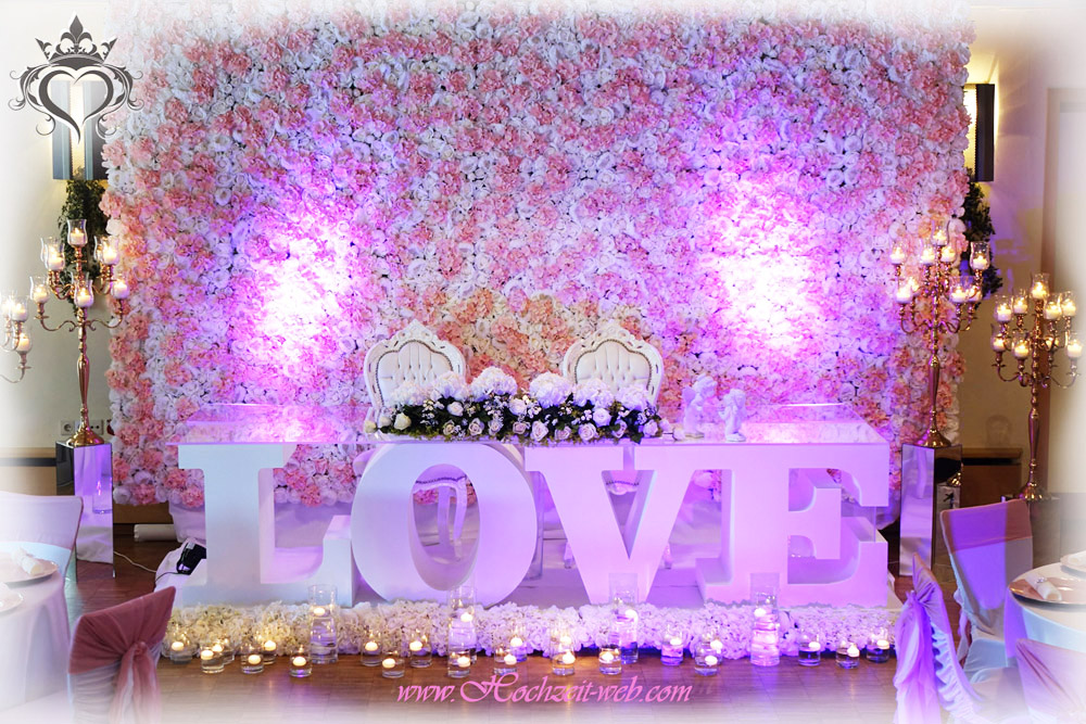 Hochzeitsdekoration-Brauttisch-LOVE