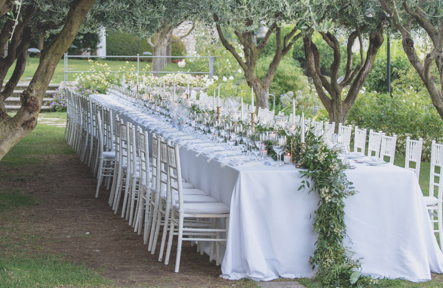 chiavari-sthle-wei-hochzeit im garten