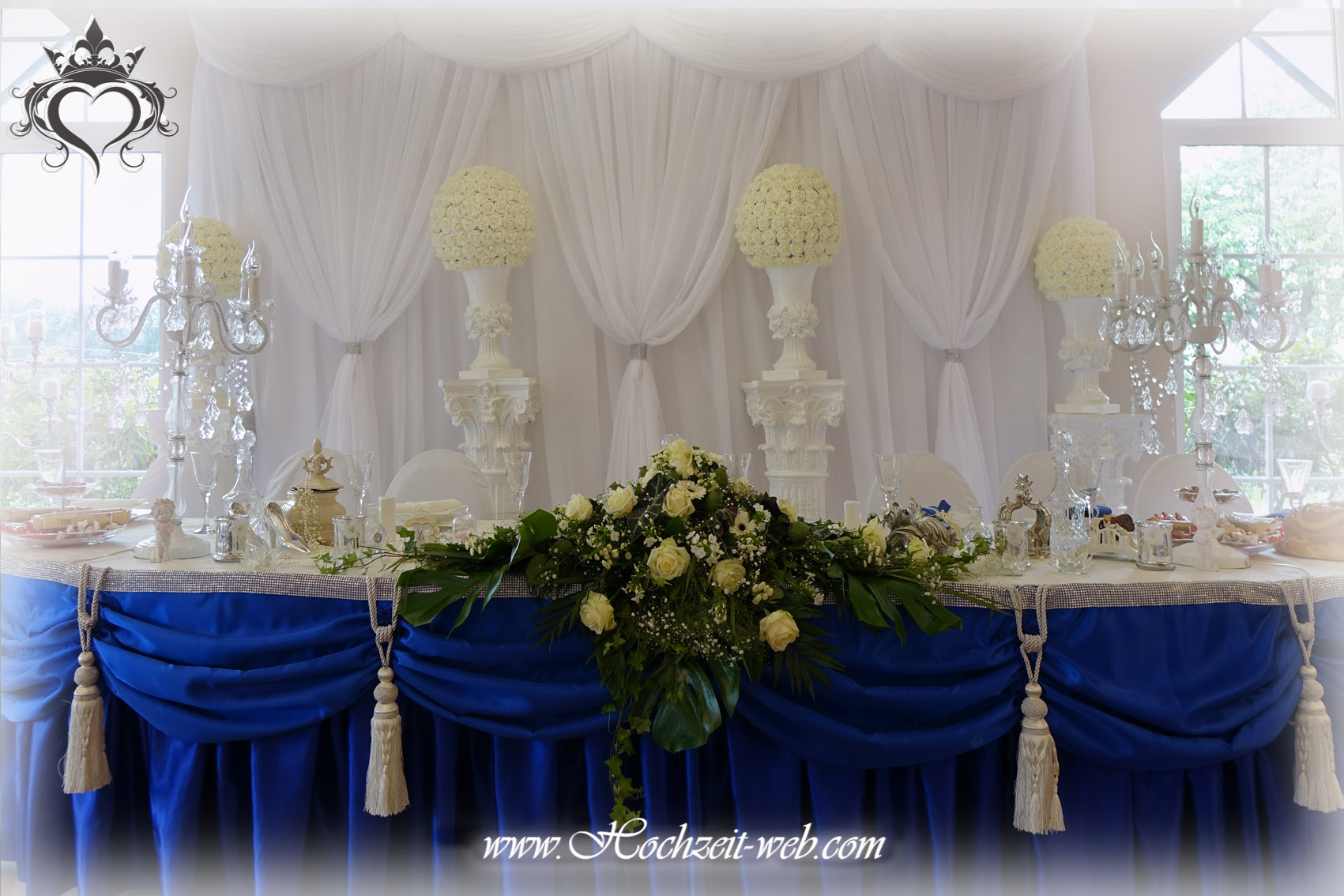 Hochzeitsdekoration-royalblau-Brauttisch