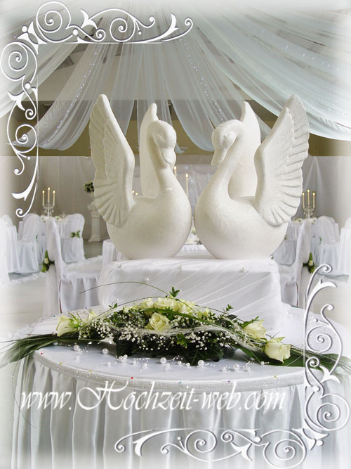 hochzeitsdekoration-schwaene-weiss