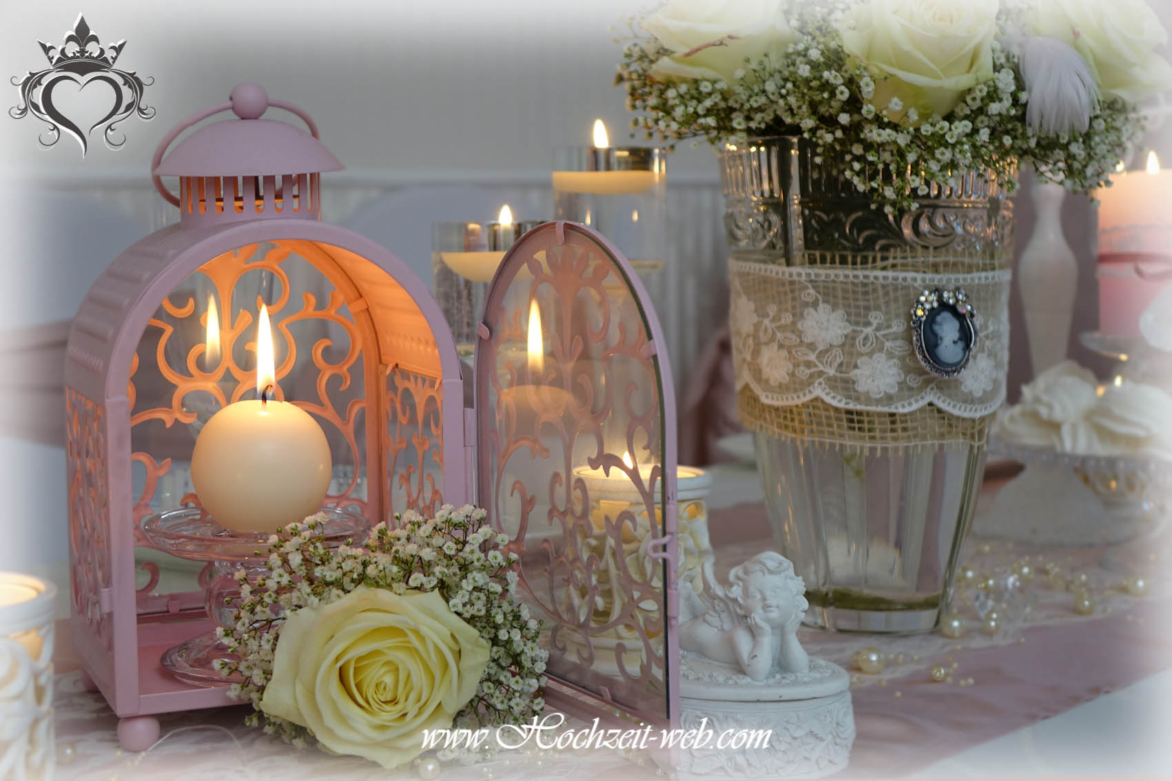 hochzeitsdekoration-altrosa-laterne-stuhlhusse-vase