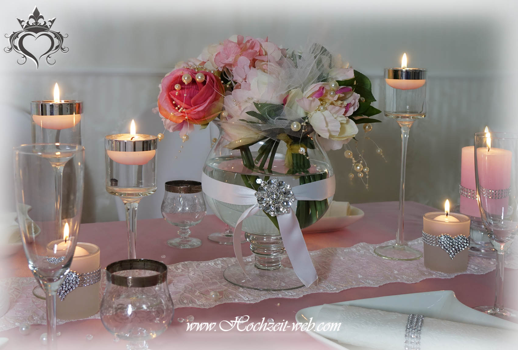 hochzeitsdekoration-deko-hochzeit-rosa-tischdecke